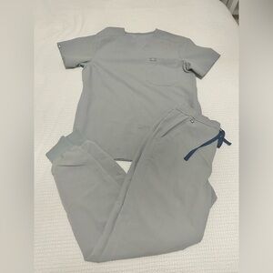 FIGS men’s tansen jogger scrub pants & top set